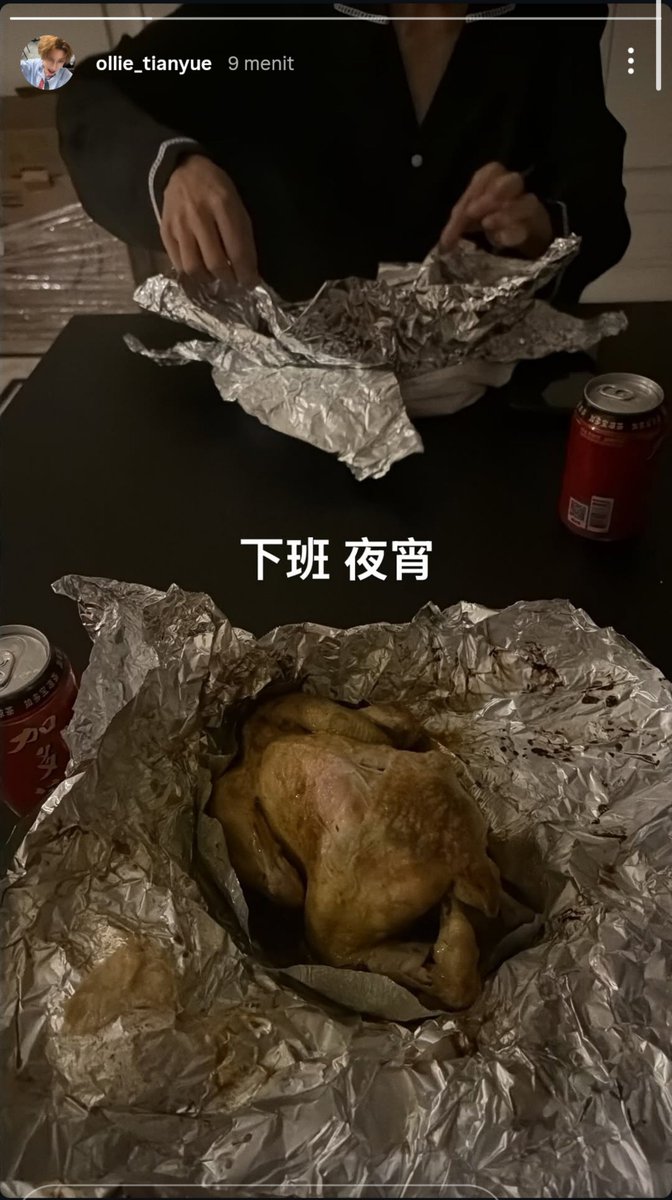XYSTLEE00's tweet photo. I can totally imagine it, Ollie wanted to show off but was so sick of opening Wb. That's why he immediately remembered he has an Inst acc.

Showing off living tgt, showing off Yuan's pajamas that he gave him, and showing off the unopened boxes in the back. Just like newlyweds😭 https://t.co/4dHHJYGn0m