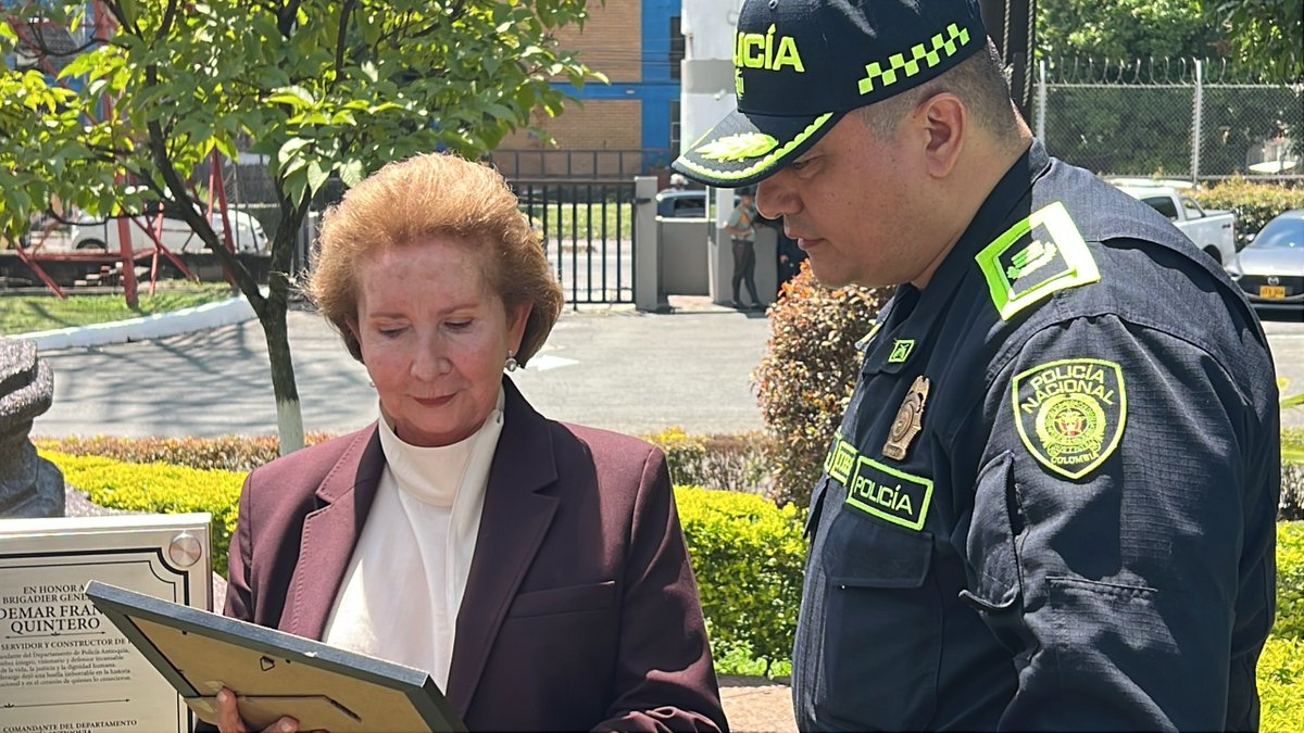 Policiantioquia's tweet photo. La Policía Nacional a través de la @PoliciaUNIPEP Unidad Policial para la Edificación de la Paz y la Alcaldía de Medellín, rende tributo a la vida, servicio y legado del señor Brigadier General Valdemar Franklin Quintero. Sus familiares recibieron la estatuilla “Edificadores de Paz”, símbolo de un reconocimiento que trasciende el tiempo. Su memoria permanece viva en la Institución y en el corazón de quienes seguimos sirviendo a Colombia. #DiosyPatria