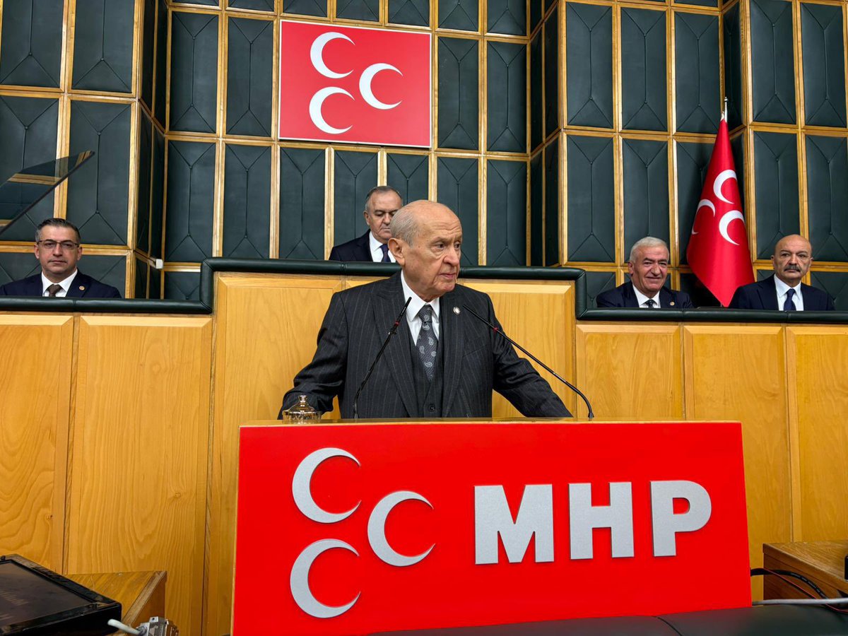 CemTutsoy's tweet photo. Türkiye’nin yaklaşık elli yıldır mücadele ettiği, birçok insanımızın canına ve malına sebep olan terörden ilelebet kurtulma fırsatı ihanet şebekelerini rahatsız etmektedir. Kardeşliğimizin güçlendirilmesi, demokrasinin gelişmesi ve ülkemizin yükselişinin önündeki engellerin kaldırılması Türkiye hasımlarının uykularını kaçırmaktadır. Terör, şiddet ve bölücülüğün zihinlerden de silinmesinden, birlik ve beraberliğin kök salmasından rahatsız olanlar sözde araştırmalar üzerinden toplumu enfekte etmeye çalışsa da milletimizin feraseti kirli oyunları bozacak güçtedir.

Terörün tamamen tasfiye edildiği bir Türkiye öngörülebilirliği ve yatırımcı güvenini artıracak, üretim kapasitesini güçlendirecek ve bölgesel ticaret ağlarının merkezinde vatandaşlarımızın refahını artıracaktır.
Türkiye’nin terör meselesini; iç cephesini kuvvetlendirmiş, milli birliğini, siyasi ve ekonomik istikrarını sağlamış olarak, milli iradesi içinde çözüme kavuşturması, temel arzumuz ve hedefimizdir.

O sebeple gerginlik ve kutuplaşmalara, toplumsal olaylara sebebiyet verebilecek girişimlerden kaçınılmasını hayati önemde görüyoruz.
Emperyalizmin etnik, dini, mezhep temelli ayrıştırıcılık ve kaosu süreklileştirerek siyasi, sosyal ve ekonomik istikrarsızlık üretme çabası bilinmektedir.

Terörsüz Türkiye, bölgemizdeki benzer tahriklere ve çatışmalara karşı da bölgesel istikrar ve barışı hedeflemektedir.

Liderimiz Sayın Devlet Bahçeli