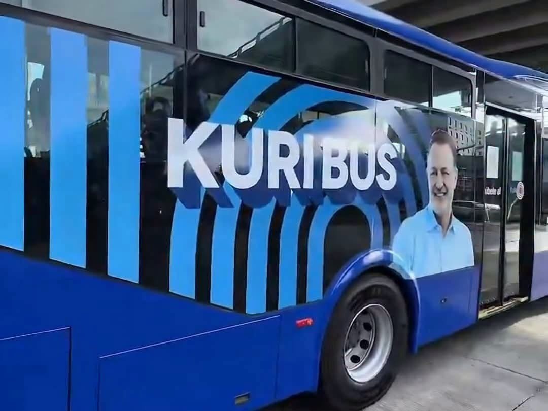 Qro_tranquilo's tweet photo. La hicieron tanto de pedo por el color de un puente, pero utilizan los recursos del Estado para darle publicidad al gober @makugo, los autobuses son para uso de los ciudadanos en su día a día, no para fines políticos @AMEQueretaro @gcuanalo @mariapresaa https://t.co/ru8j3AITeX