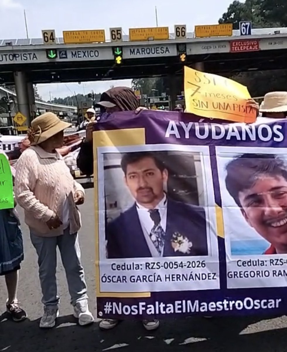 Politica30's tweet photo. 🚨 BLOQUEO EN LA MÉXICO-TOLUCA

Familiares de personas desaparecidas en Sinaloa bloquean la circulación en la caseta La Marquesa, alcaldía Cuajimalpa.

Son aproximadamente 30 manifestantes que exigen apoyo para localizar a sus familiares.

⚠️ Bloqueada en ambos sentidos https://t.co/S2lbQVpa92