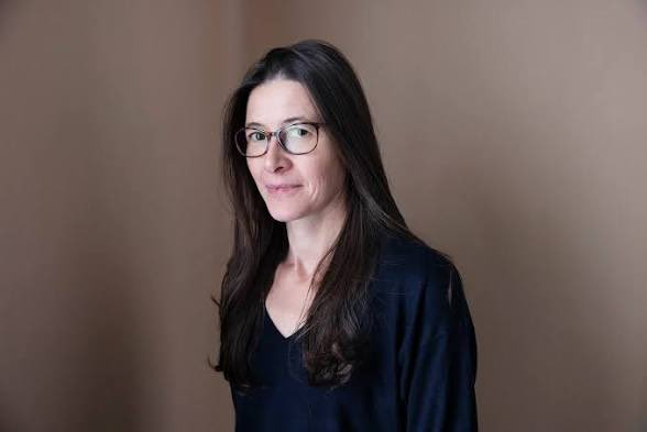 Guigz75116's tweet photo. Je vous présente Mélanie Plouviez.
Philosophe. Université Côte d’Azur. 

Son Livre : L’injustice en héritage. Sa spécialité, expliquer à la radio publique que votre père n’a pas acheté un appartement. Il a commis une inégalité structurelle avec un crédit sur 25 ans.

Sur France Inter, micro rouge, lunettes sages, ton doctoral : d’ici 2040, 9 000 milliards d’euros vont être transmis. « Ce sont des logements. » Merci pour le rappel. 

On croyait que c’était des yachts, des lingots et des comptes aux Caïmans. Non. Juste des toits, et des pavillons. 

La plus grande transmission privée de l’histoire de France. Dit comme ça, on dirait un hold-up. C’est juste la mortalité de nos parents. 

Sa thèse : la France est une « société d’héritiers ». 
Hériter pèse plus que travailler, c’est vrai pour le haut du tableau, mais faux pour le type qui laisse un F2 à Créteil et trois livrets A. 
Qu’importe, on fusionne tout. Le château et le studio. L’empire et la vaisselle. 

Une seule morale : la transmission familiale « ne va pas de soi ».

Au XIXe siècle, nous dit-elle, on osait. Plafonner, socialiser, abolir l’héritage familial, tirer au sort les héritiers et obliger les riches à adopter les pauvres. 

Elle rouvre les possibles. En politique cela se traduit par : LFI sort le plafond à 12 millions et la formule « on prend tout ». Elle n’a pas signé le tract. Elle a juste rendu le tract intelligent.

Le détail qui tue : l’impôt successorale est haï par ceux qui n’y sont presque jamais soumis. 
Taux réel moyen 5-6 %. 
La majorité ne paie rien. Donc on explique aux classes moyennes que leur aversion est une fausse conscience, pendant qu’on lorgne le stock immobilier des parents comme une mine budgétaire.

Le travail ? L’épargne ? Les dimanches à poncer des volets ? Hors sujet. On photographie le stock final et on le déclare injuste. 

Si les héritiers thésaurisent au lieu d’investir, c’est parce que l’État les menace. 
La solution est de menacer plus fort.

Voilà Mélanie Plouviez. Elle ne vole rien. Elle conceptualise, elle transforme un toit payé en question philosophique, une succession en enjeu de campagne, et le deuil en fenêtre fiscale. 

France Inter hoche la tête. 

Les 9 000 milliards font de l’œil, et quelqu’un, quelque part, range encore les papiers du notaire en se demandant à quel moment laisser sa maison à ses enfants est devenu un acte politique suspect.​​​​​​​​​​​​​​​​​​​​​​​​​​​​​​​​​​​​​​​​​​​​​​​​​​

Tout cela est grotesque