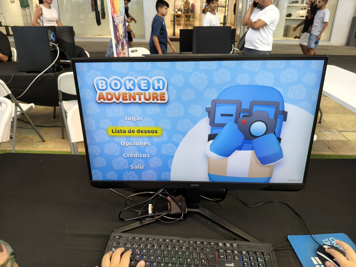 Jack3Sparrago's tweet photo. Probando juegos indies en la #GCX26 https://t.co/6zYv8pDjQg