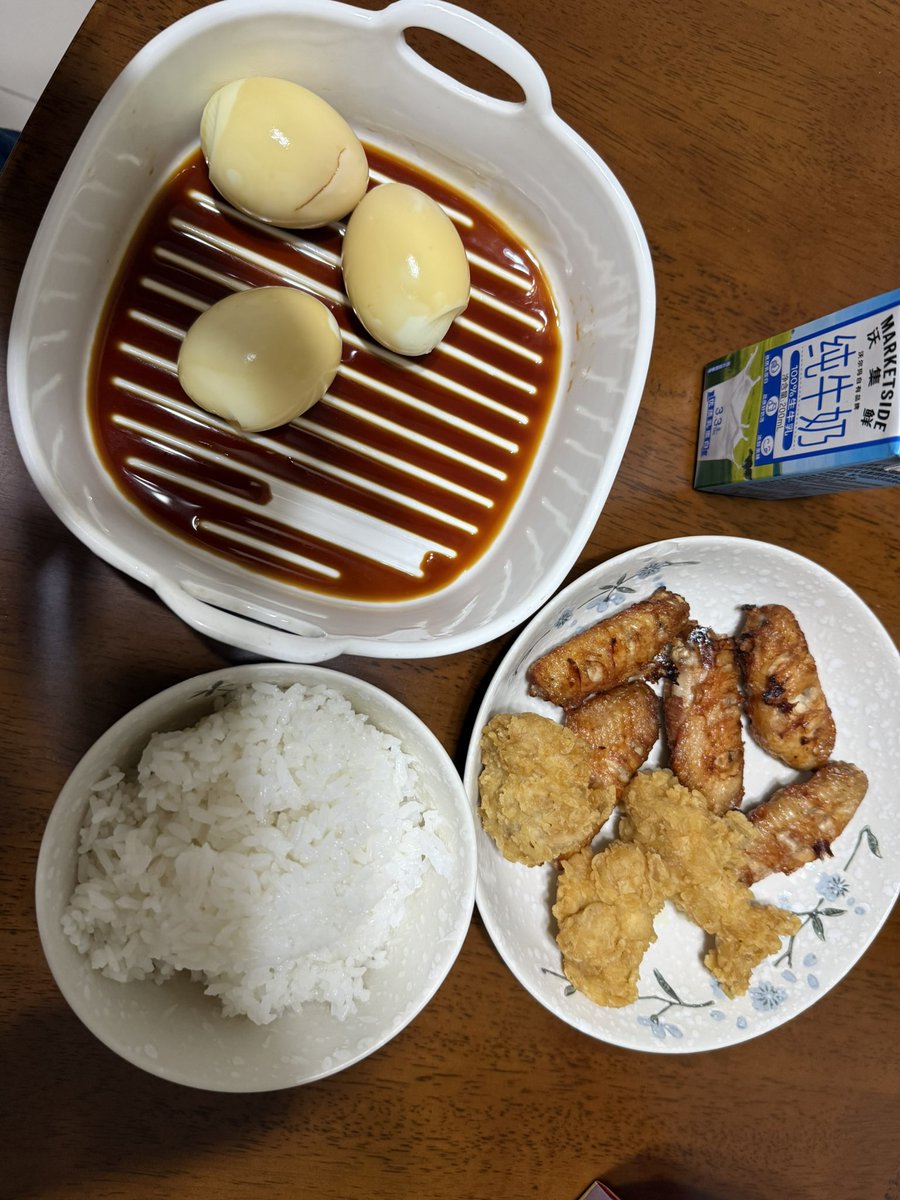 FoodPushLife's tweet photo. My eggs with soy sauce and fried wings and fried chicken and 🍚 #FoodNearMe 
And doggy’s food,chicken breast #dog https://t.co/pW8fg3R2Cl
