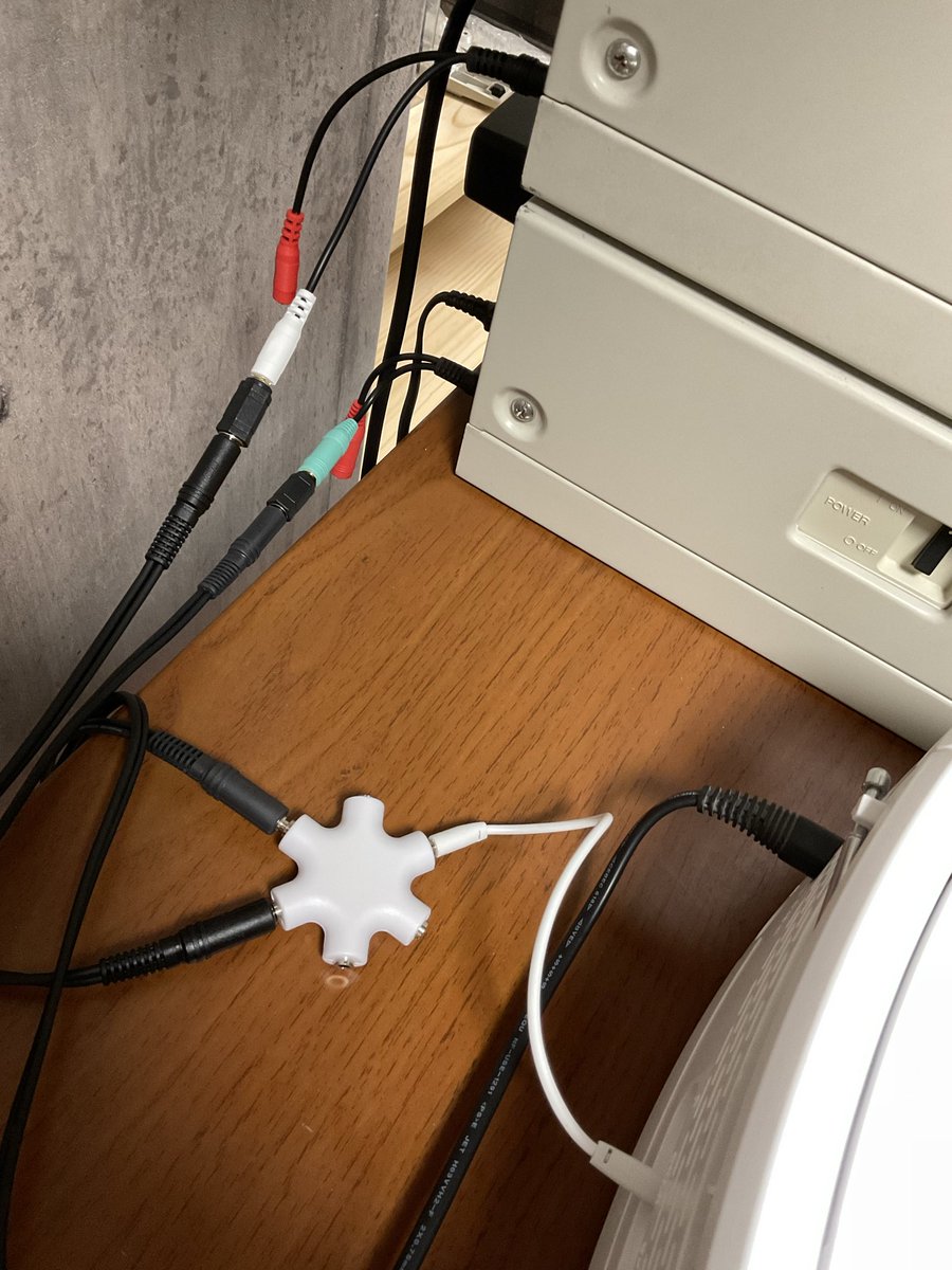 yseena's tweet photo. 9/20のレトロPCフェスタ福岡、MZ-2500を2台持ち込むなら、OPNx2の演奏を実機で聴かせられるなあ。2500のオーディオ端子は片方入力片方出力で、こんな感じでミックスします。2台あればシステム2に挑戦っすよ(サンプリングは無いからやっぱ厳しいけどw) https://t.co/vfkDJQURRI