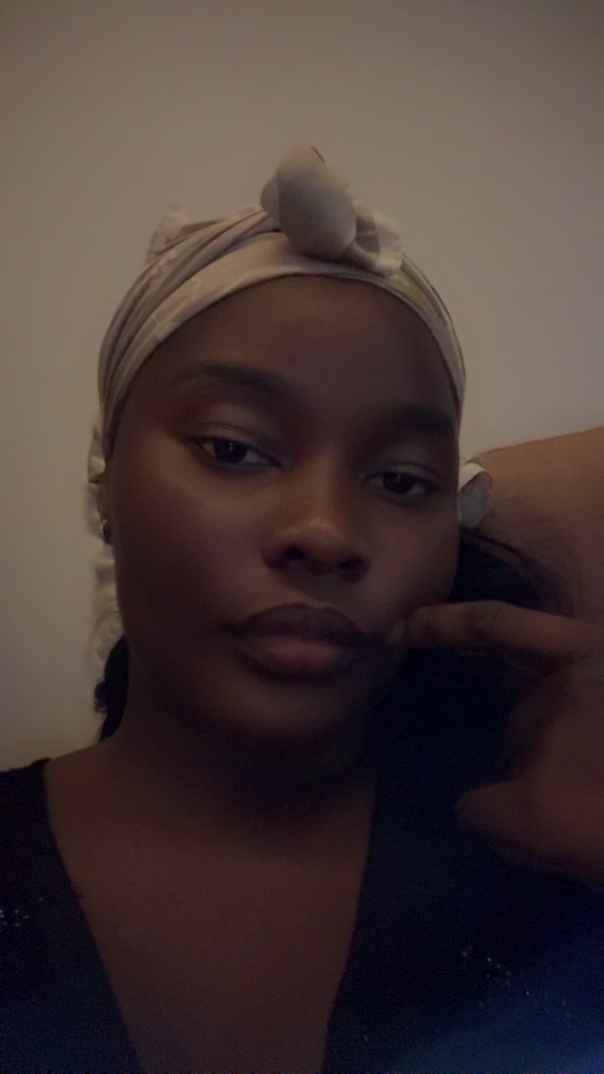 chilowe_f's tweet photo. People have actually started video calling me to confirm I’m real because they think I’m AI 😭

I don’t even know how to feel about that. Maybe we’ve just been overstimulated by AI… because hello, beautiful people have always existed. 😭 https://t.co/qycPItXQxh