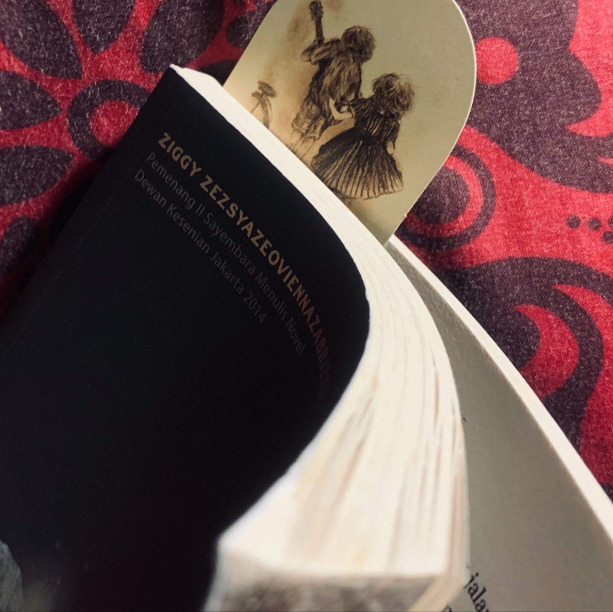 notanotherbin's tweet photo. i finished this. it finished me. 

highly recommend!💔 https://t.co/y6OxNcqDJj