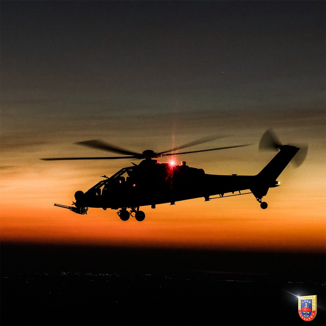 jandarma's tweet photo. Gökyüzündeki çelikten irademiz, gecenin sessizliğinde milletimizin huzuru için görev başında. 🇹🇷🚁 https://t.co/zC1cFY0mtA