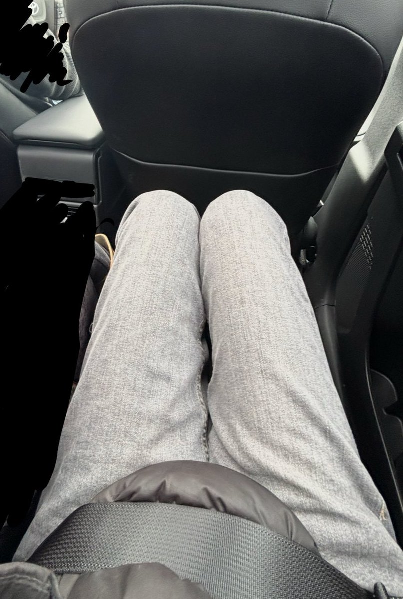 purhal0's tweet photo. My legs are so huge bye. This jacket making me look big asf ugh. #edtwtㅤ https://t.co/nEoNCpcYsh