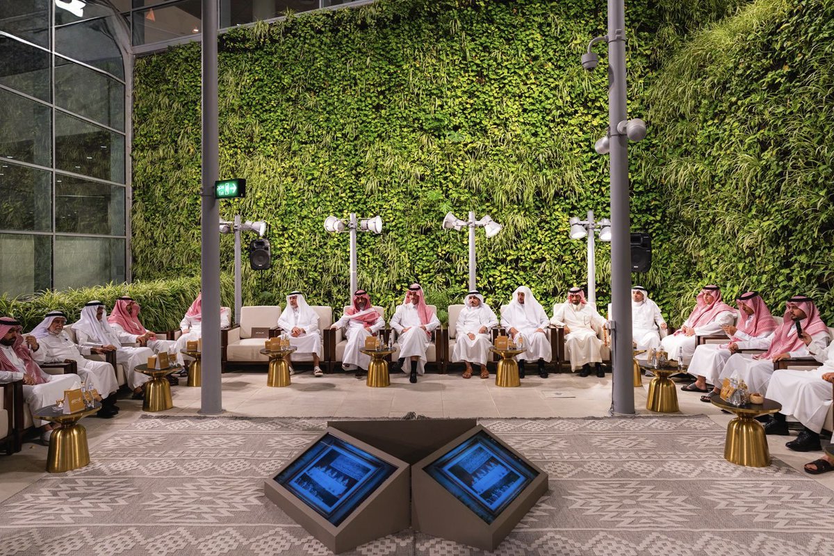 SaudiProject's tweet photo. أقامت الهيئة الملكية لمدينة الرياض أولى جلسات #لقاءات_الرياض، واختارت #قصر_الحكم محطة البداية للحديث عن موضوع المشهد العمراني، ومستقبل العاصمة بهويتها المعمارية، بحضور نخبة من المستثمرين والمطورين والمعماريين https://t.co/bRTsvQb5jX