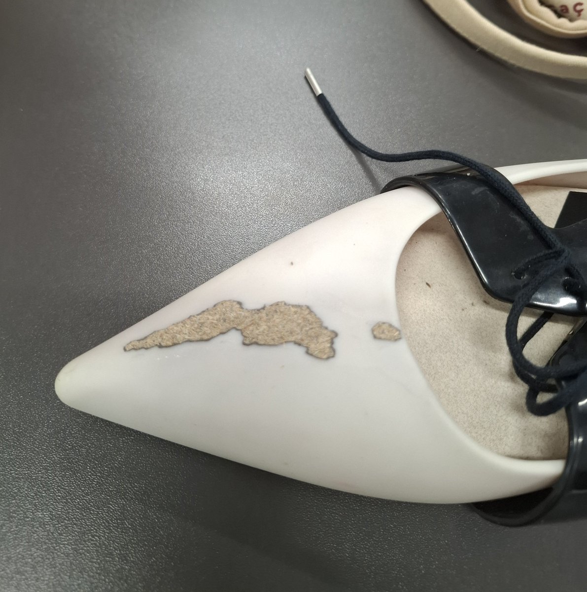 velverso's tweet photo. Comprei uma sandália no brecho, fui usar no trabalho hoje, ela descolou, fui colar e acabei colando ela na mesa https://t.co/QVh5HH4X7Q