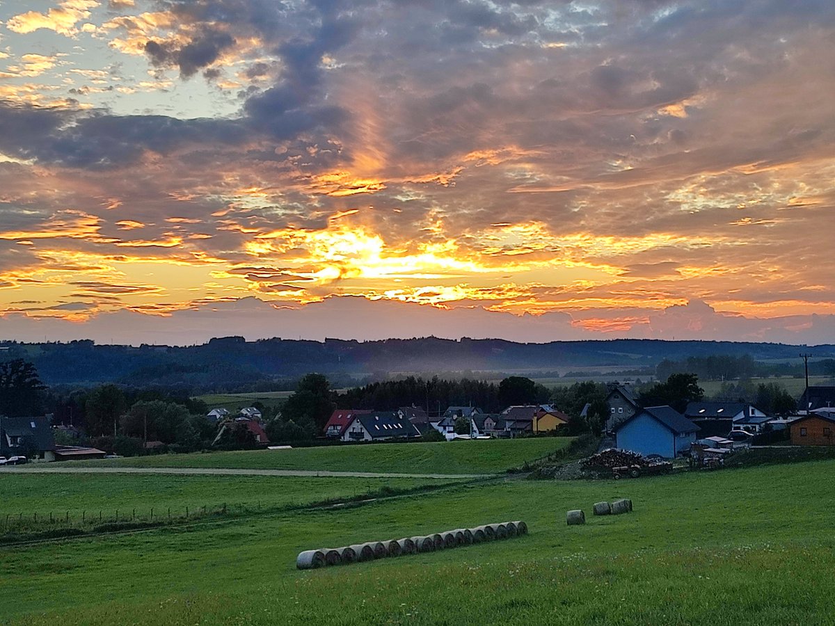 Kubicowy's tweet photo. Chmury zabrały ale i urozmaiciły ten dzisiejszy #sunsetalert https://t.co/TiF0jL26EG