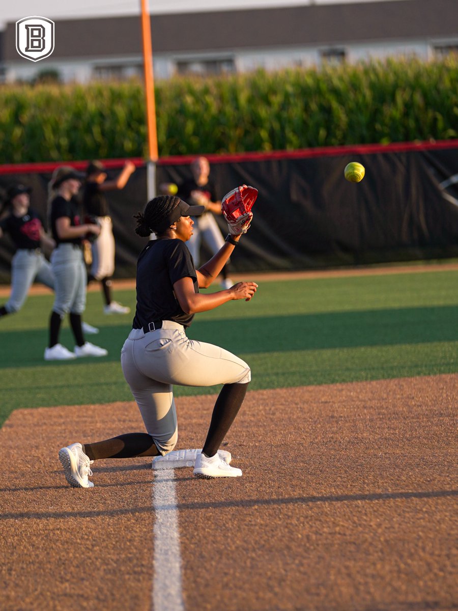 BradleySoftball's tweet photo. 𝐃𝐀𝐘 𝟏 @ 𝐃𝐔𝐒𝐊 🌅🥎 https://t.co/psLQjWPKZ0