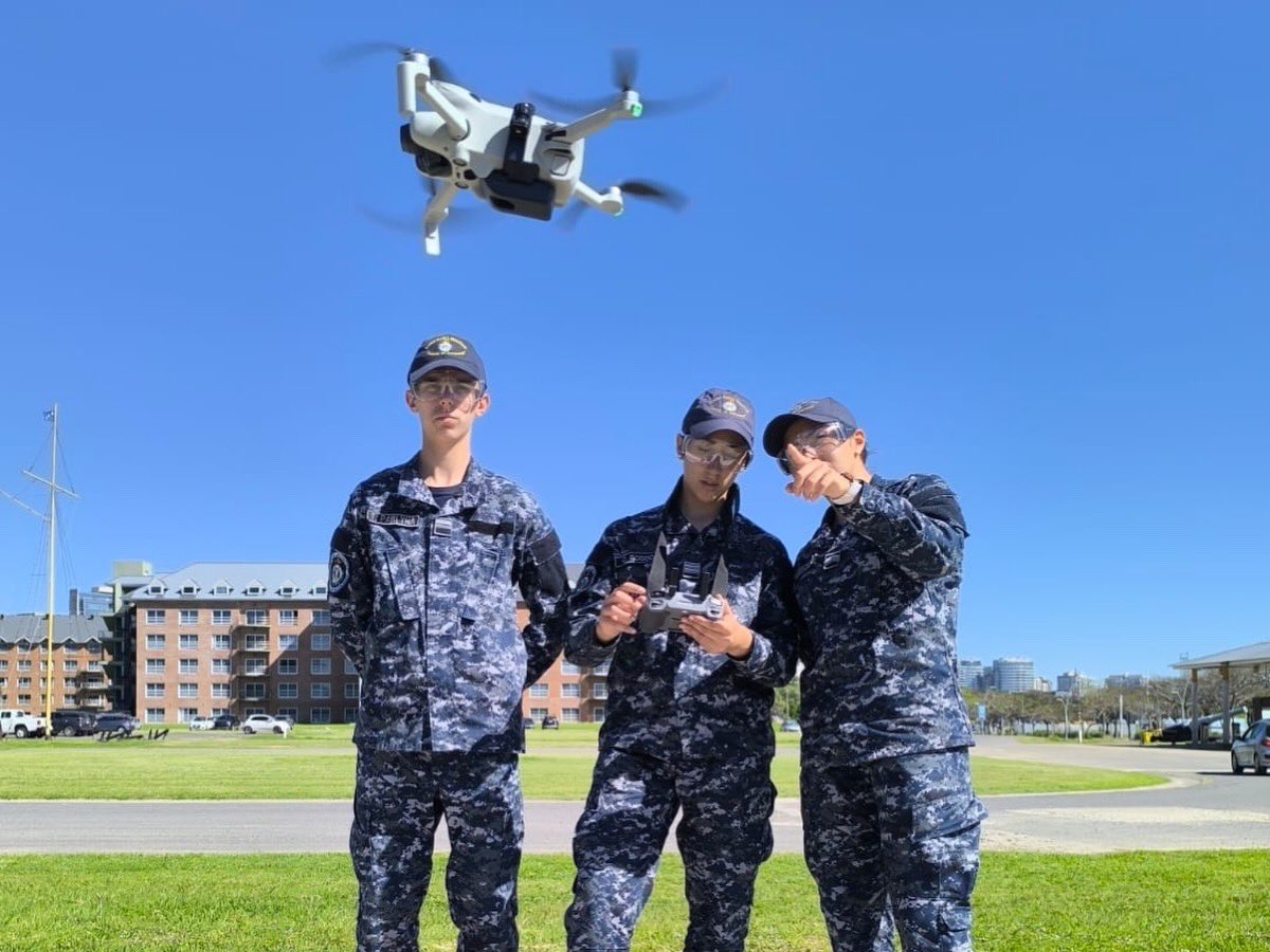 MinDefensa_Ar's tweet photo. Los Liceos Militares se preparan para dar un nuevo paso hacia el futuro, profundizando el proceso de modernización de la educación militar, de profesionalización de sus cadetes y de jerarquización del rol del futuro oficial de la Reserva. A partir de septiembre, todos los cadetes de Vto y VIto año de los establecimientos preuniversitarios de las tres Fuerzas Armadas comenzarán a formarse como pilotos de drones, incorporando una nueva competencia que ya es parte de los escenarios operativos modernos.

Esta nueva titulación acompañará la obtención del grado de la Reserva que otorga cada una de las Fuerzas Armadas al finalizar los estudios de nivel secundario. La formación incluirá conocimientos sobre tecnología, normativa, seguridad, planificación y operación de Vehículos Aéreos No Tripulados. Para llevar ese aprendizaje a la práctica, el Ministerio de Defensa entregará 135 drones a los Liceos Militares de todo el país.

La iniciativa forma parte del proceso de modernización educativa impulsado desde 2024 y consolidado con el Plan Liceos 2030, que busca integrar la tradición y los valores de los Liceos Militares con las nuevas tecnologías y los desafíos del siglo XXI. Seguimos avanzando en una formación orientada a la excelencia educativa, la disciplina militar y la formación de líderes.