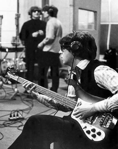 _thgift68's tweet photo. @paulsbootyy He looked horrible.

Really wished he’d kept ‘66 style https://t.co/JqJhyme6pV