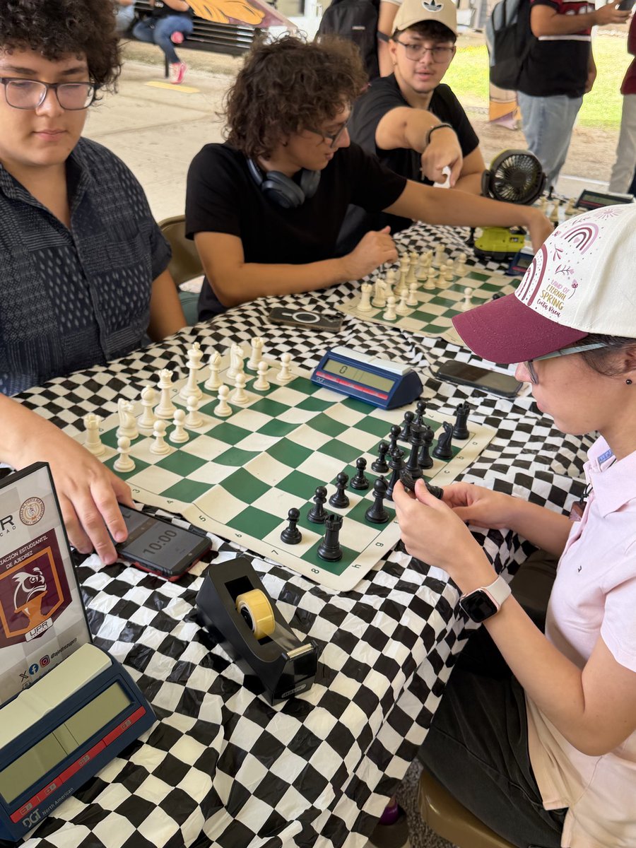 ajedrezuprh's tweet photo. ¡VOLVEMOS AL JUEGO!

Los Búhos Ajedrecistas participaron en la Feria de Servicios al Estudiante y Organizaciones Estudiantiles.

#Ajedrez #ServiciosAlEstudiante #VidaEstudiantilUPRH #OrganizacionesEstudiantiles #SomosUPRH #SiempreBúhos https://t.co/KYdJOmhPSX
