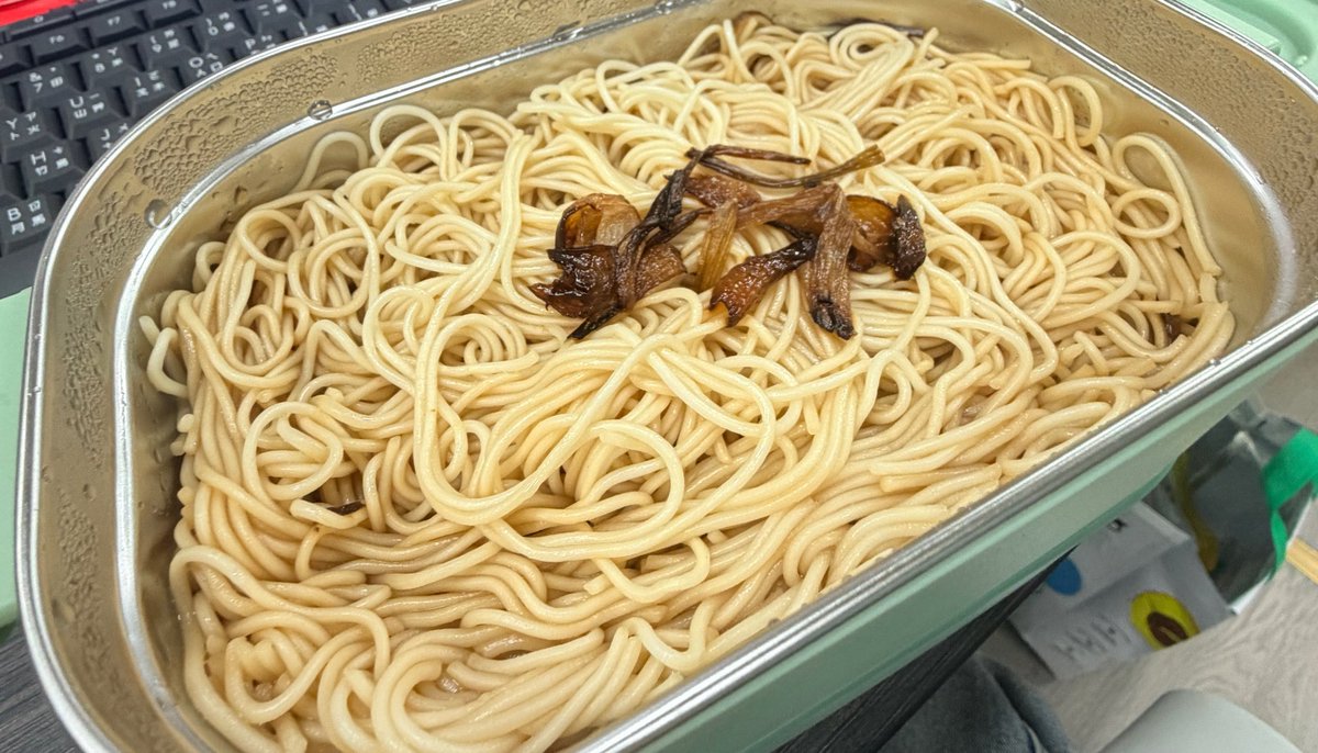 ariel335200's tweet photo. 09/01～～自己做的蔥油拌麵～～
好吃好吃😋～～～ https://t.co/V7fnrMSNMg