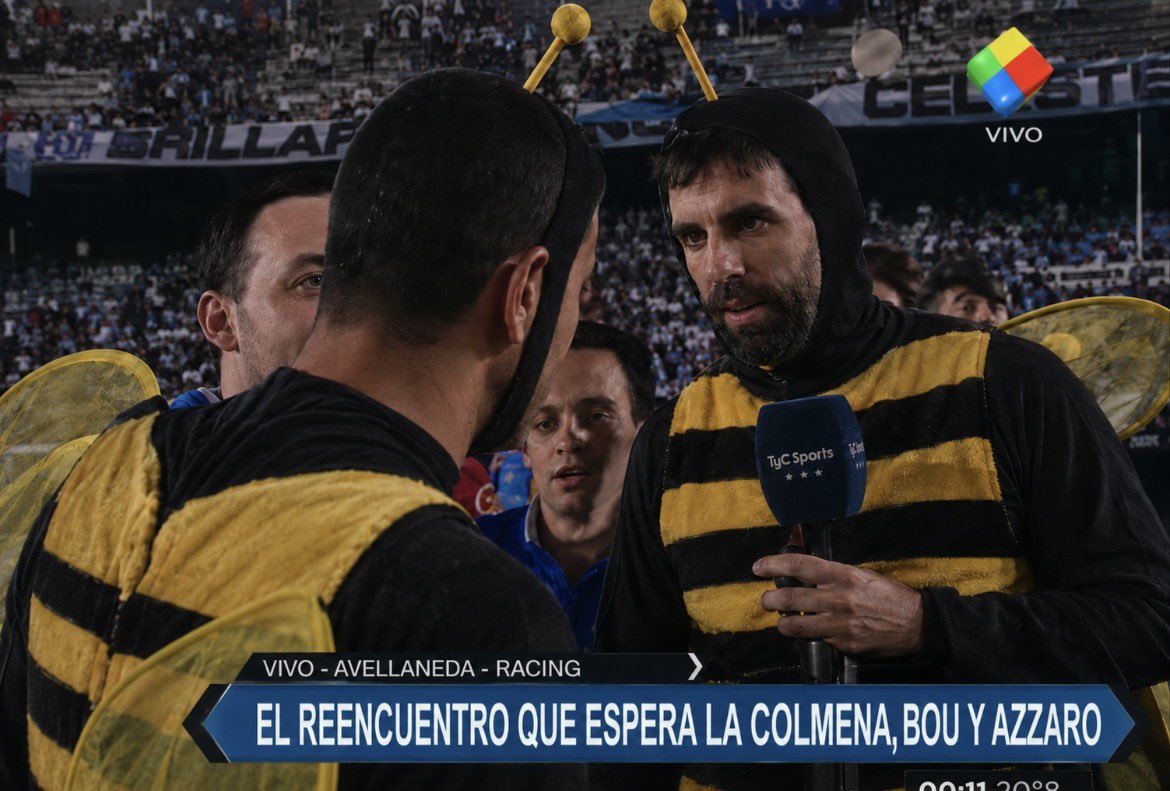 frabigolxeneize's tweet photo. -De aguijon te quiero pedir disculpas

-Está bien, te acepto el perdón porque una abeja de bien siempre cuida el panal. Pero tus zumbidos me habían picado fuerte.

-Muchas obreras me decían que este tarro de miel te lo dedicara, pero no quise. Yo no soy de andar revoloteando para la tribuna.
…
-A mí me tocó laburar, juntar polen, hacer néctar y romperme las alas por esta colmena.
No sé cómo te da las alas para venir a pedirme perdón después de todo el veneno que largaste sobre mí.