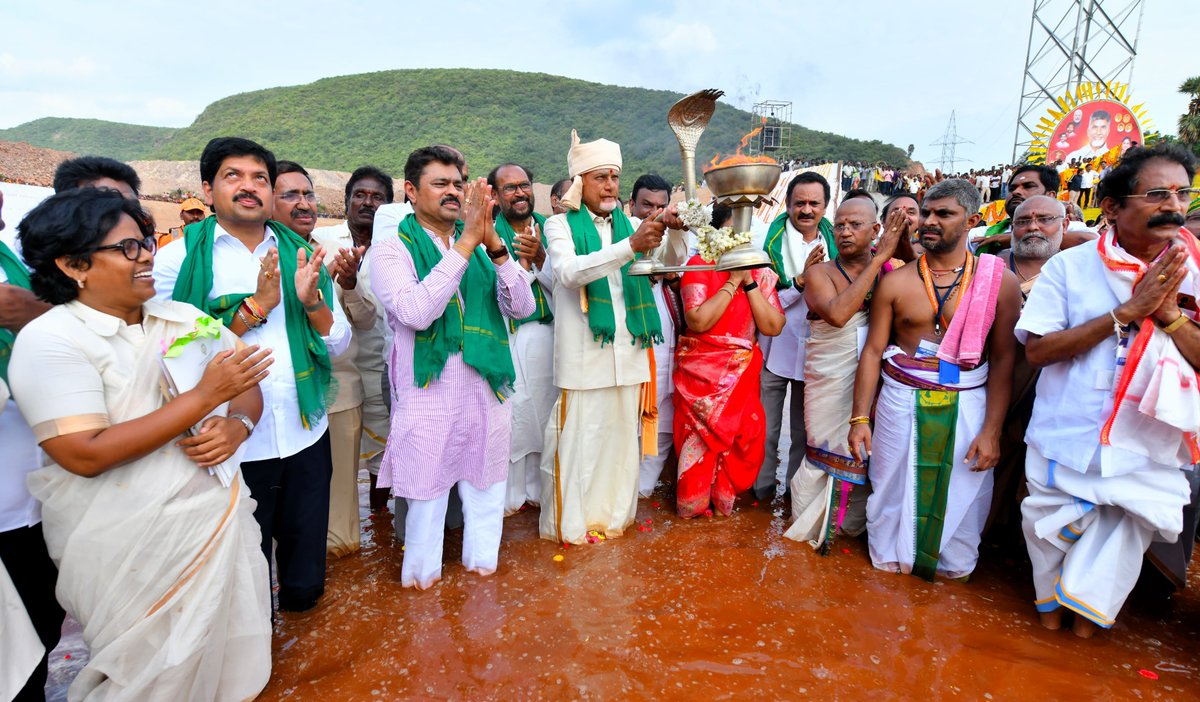 AndhraPradeshCM's tweet photo. పోలవరం ఎడమ ప్రధాన కాలువ ద్వారా గోదావరి జలాలు ఉత్తరాంధ్రలోకి అడుగుపెట్టాయి. పాయకరావుపేట వద్ద క్రాస్‌ రెగ్యులేటర్‌ నుంచి ప్రవహించిన గోదారమ్మకు గౌరవ ముఖ్యమంత్రి శ్రీ నారా చంద్రబాబు నాయుడు నేడు ప్రత్యేక పూజలు నిర్వహించి జల హారతి ఇచ్చారు. పవిత్ర జలాలను శిరస్సుపై చల్లుకున్నారు. అనకాపల్లికి గోదారమ్మ తరలి వచ్చిన భావోద్వేగ వాతావరణం మధ్య పోలవరం ఎడమ కాలువలో నిల్చుని గోదావరి జలాలకు పుష్పాలు, పసుపు కుంకుమ సమర్పించారు. గోదావరి జలాలకు సీఎం సాష్టాంగ నమస్కారం చేశారు.
#WaterToUttarandhra
#PolavaramLeftMainCanal
#UttarandhraKalalakuRekkalu
#AndhraPradesh