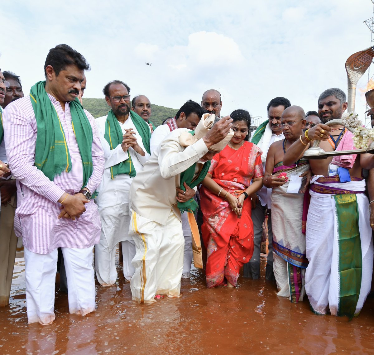 AndhraPradeshCM's tweet photo. పోలవరం ఎడమ ప్రధాన కాలువ ద్వారా గోదావరి జలాలు ఉత్తరాంధ్రలోకి అడుగుపెట్టాయి. పాయకరావుపేట వద్ద క్రాస్‌ రెగ్యులేటర్‌ నుంచి ప్రవహించిన గోదారమ్మకు గౌరవ ముఖ్యమంత్రి శ్రీ నారా చంద్రబాబు నాయుడు నేడు ప్రత్యేక పూజలు నిర్వహించి జల హారతి ఇచ్చారు. పవిత్ర జలాలను శిరస్సుపై చల్లుకున్నారు. అనకాపల్లికి గోదారమ్మ తరలి వచ్చిన భావోద్వేగ వాతావరణం మధ్య పోలవరం ఎడమ కాలువలో నిల్చుని గోదావరి జలాలకు పుష్పాలు, పసుపు కుంకుమ సమర్పించారు. గోదావరి జలాలకు సీఎం సాష్టాంగ నమస్కారం చేశారు.
#WaterToUttarandhra
#PolavaramLeftMainCanal
#UttarandhraKalalakuRekkalu
#AndhraPradesh