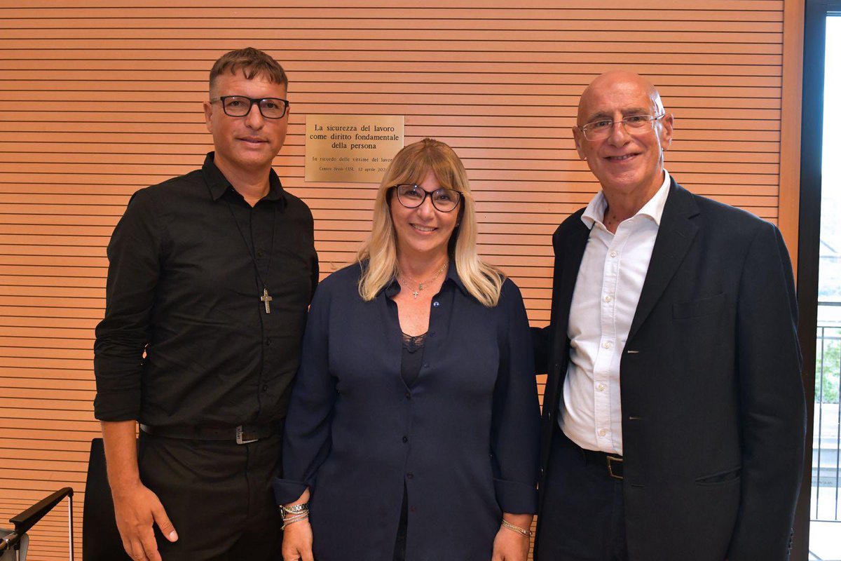 CislNazionale's tweet photo. #DanielaFumarola al Centro Studi Cisl: «La legalità non si insegna soltanto con le leggi e le sanzioni, anche se servono. Si insegna prima di tutto con l’esempio. 
È quell' “esserci per cambiare” che noi abbiamo mutuato da una grandissima donna, Tina Anselmi. Ognuno di noi ha una grandissima responsabilità. O la mettiamo in campo, o avremo perso un'occasione e, soprattutto, non avremo svolto quel ruolo che tutti noi, liberamente, abbiamo scelto di assumere: ogni volta che non chiudiamo un occhio, che difendiamo un collega più esposto di noi, che rifiutiamo di considerare normale un abuso solo perché si è sempre fatto così, stiamo insegnando qualcosa a chi verrà dopo di noi».

#Giovani #Cisl #Legalità #Partecipazione #EsserciPerCambiare #TinaAnselmi