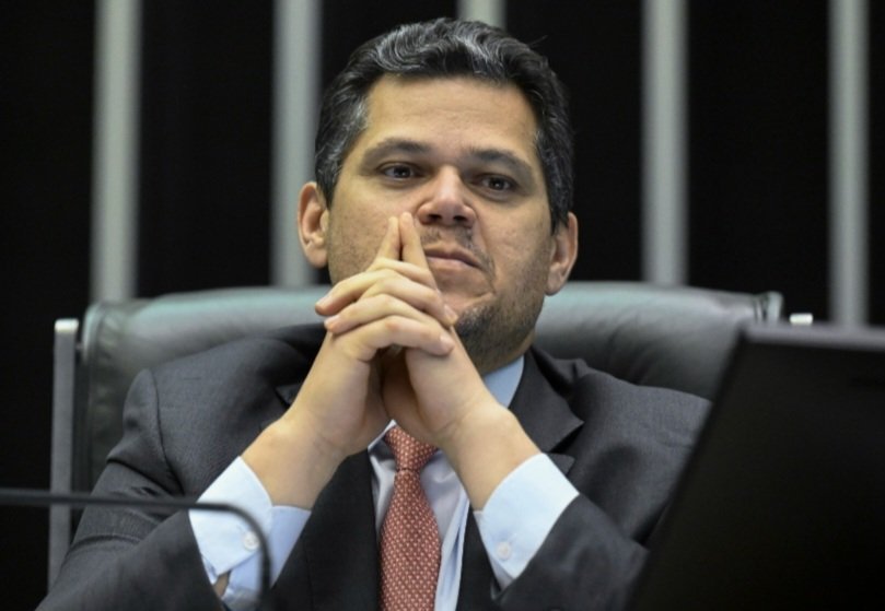 Na_val22's tweet photo. Qual o delito que Alcolumbre cometeu para estar sendo complacente com os erros de Alexandre de Moraes? https://t.co/mLkcS6YK6P