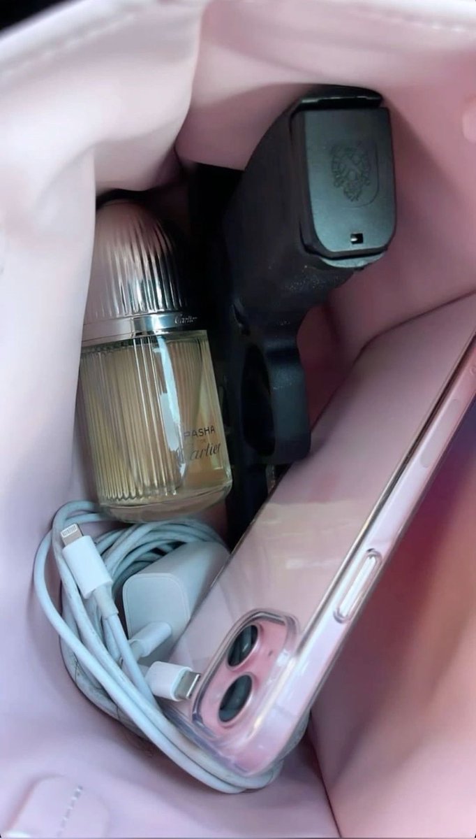 imeeyy__'s tweet photo. girl essentials. https://t.co/mtkpIB46m0
