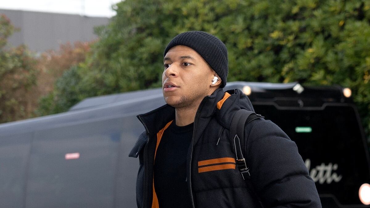 solofichajes123's tweet photo. Detienen en Francia al líder de una banda criminal que tenía, entre otros objetivos, secuestrar al futbolista del @RealMadrid Kylian Mbappé, según publica 'Le Parisien'

▪️Los investigadores descubrieron una lista con 26 direcciones, ya que también planeaba secuestrar y asaltar otras personas adineradas, como un conocido rapero, cantantes, joyeros, empresarios, un mayorista chino y un mayorista de carne supuestamente millonario

▪️El detenido, de tan solo 18 años, ya posee antecedentes por delitos graves que incluyen violación, proxenetismo y otro caso de robo en banda organizada