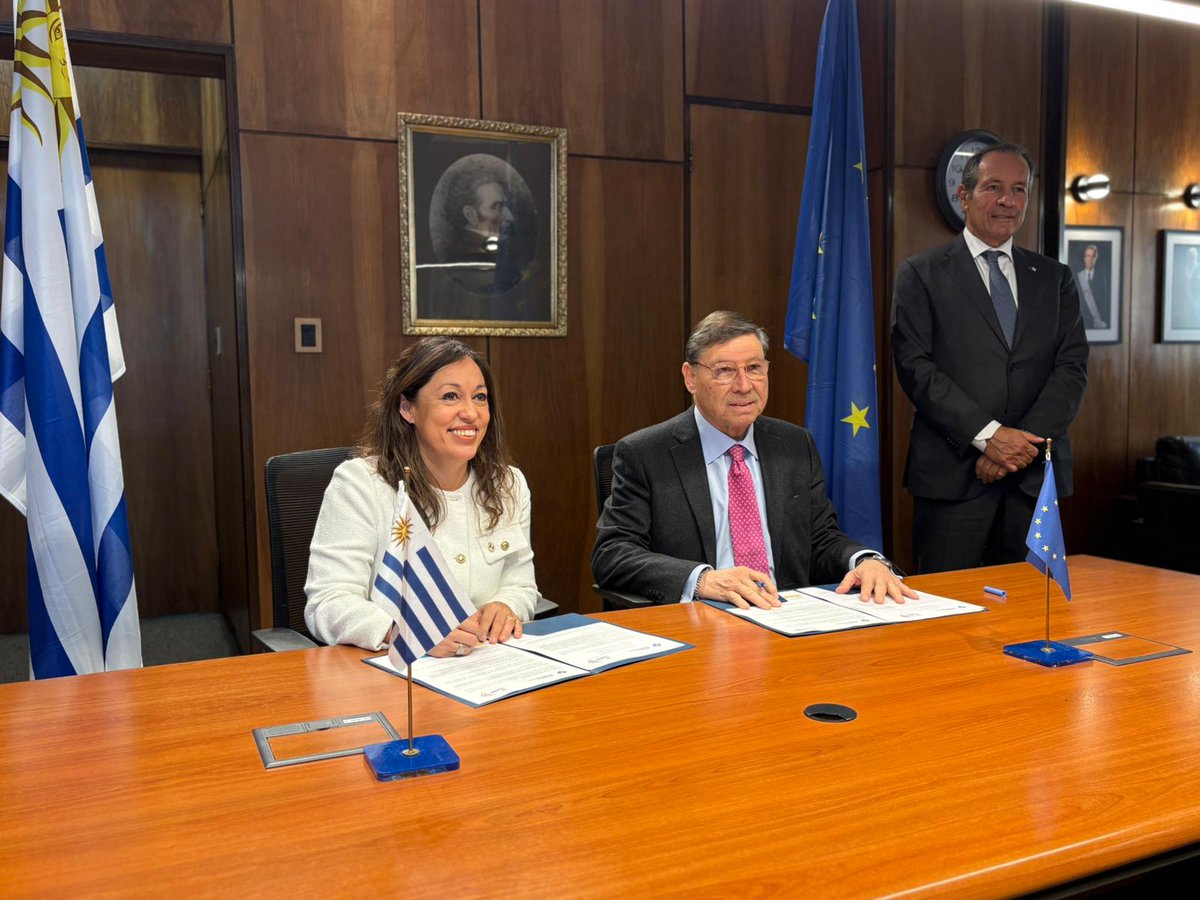 BELLA_Programme's tweet photo. 🇺🇾🤝🇪🇺🌎 Hoy, en Montevideo, @RedCLARA y el Ministerio de Industria, Energía y Minería de Uruguay -@MIEM_Uruguay - firmaron un Memorando de Entendimiento que establece el marco de cooperación para la adhesión del país al proyecto #BELLAII. https://t.co/x8Lt8OS53N