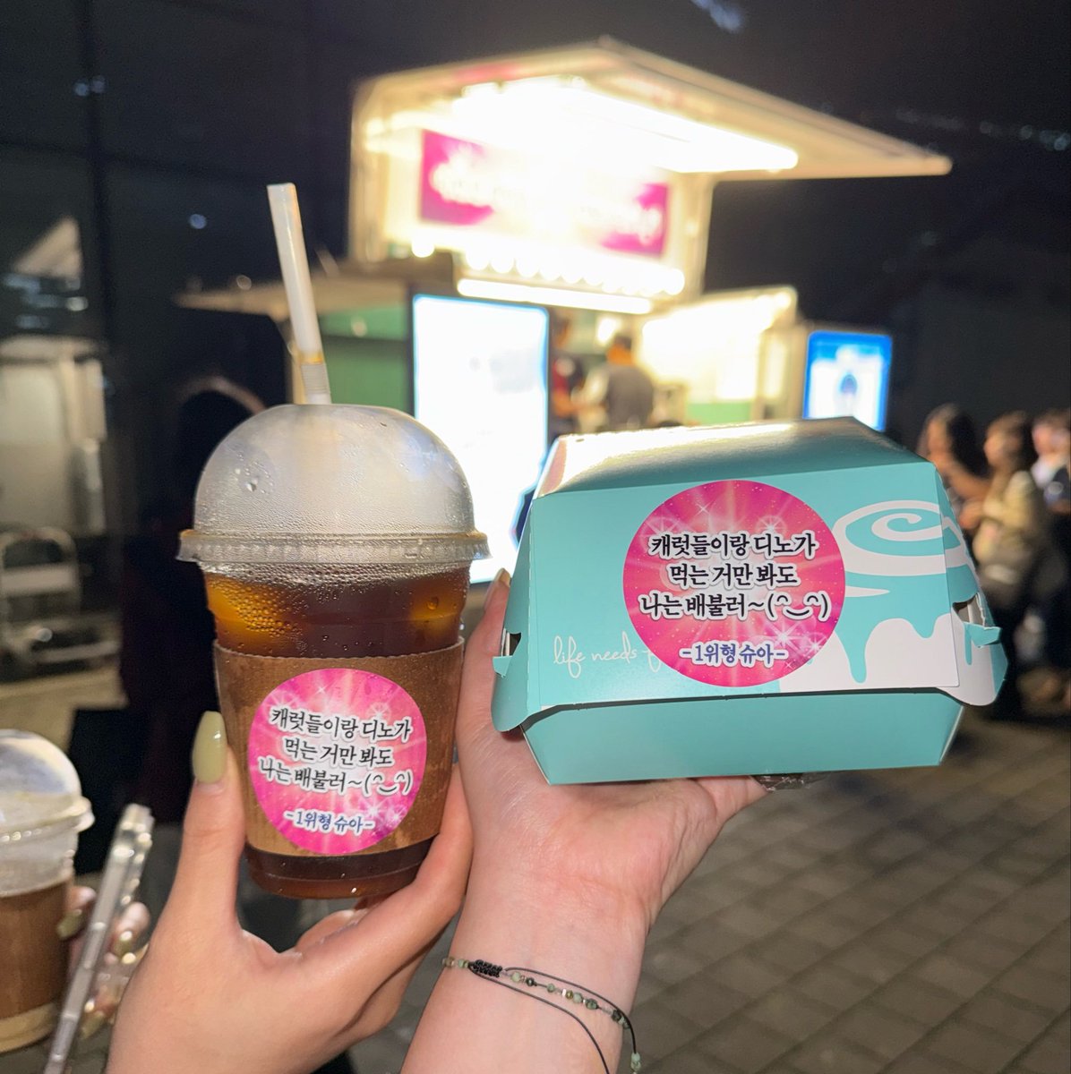 dinocarrd's tweet photo. 260902 mcountdown pre-recording #디노 #세븐틴 

sticker from shua's coffee truck support

i'm full just by looking at carats and dino eat~(◠‿◠)
-1st place hyung, shua-

[cr. ho5hing_] https://t.co/sbcmaf1Lhs