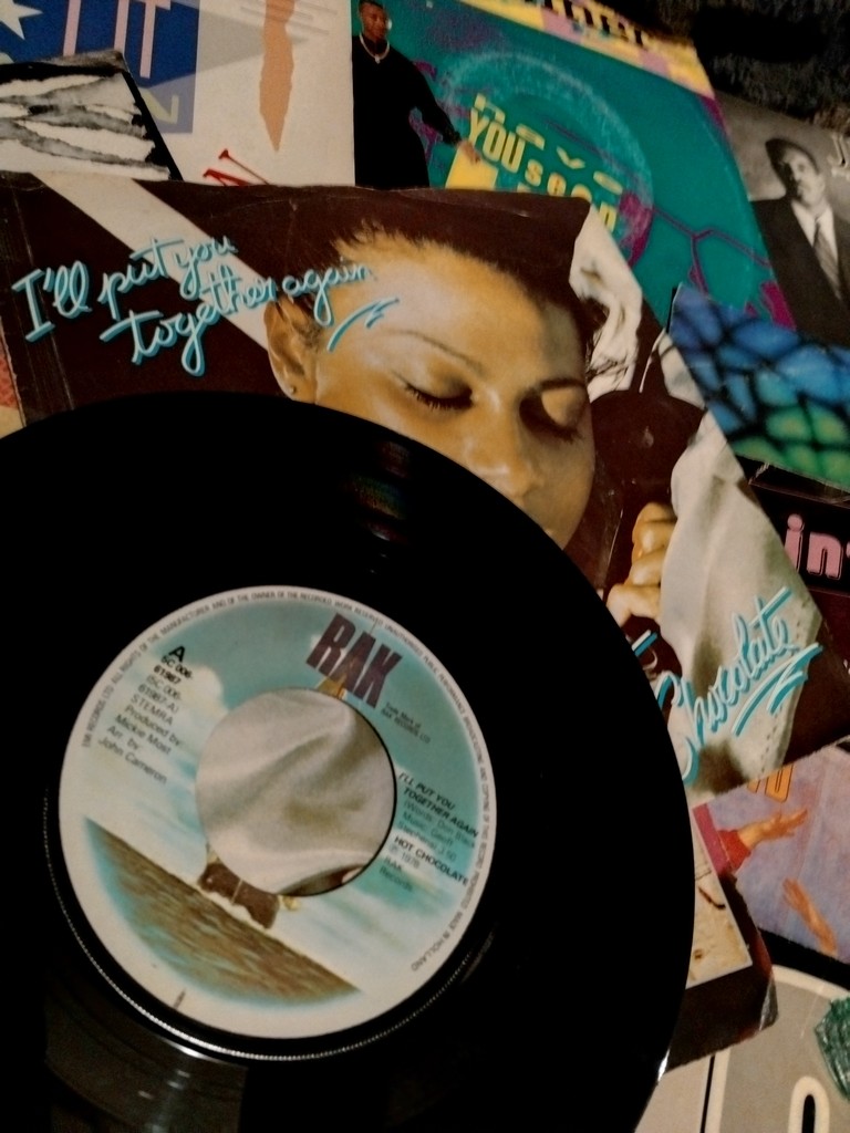 AFExploration's tweet photo. Hot Chocolate - I’ll Put You Together Again (1978)

#HotChocolate #ErrolBrown #70sMusic #1970s #Soul #Funk #Downtempo #RAK #45rpm #7InchRecord #GXML

Blogspot - https://t.co/Jc82RRu2r6 https://t.co/uyy2bbpoAV