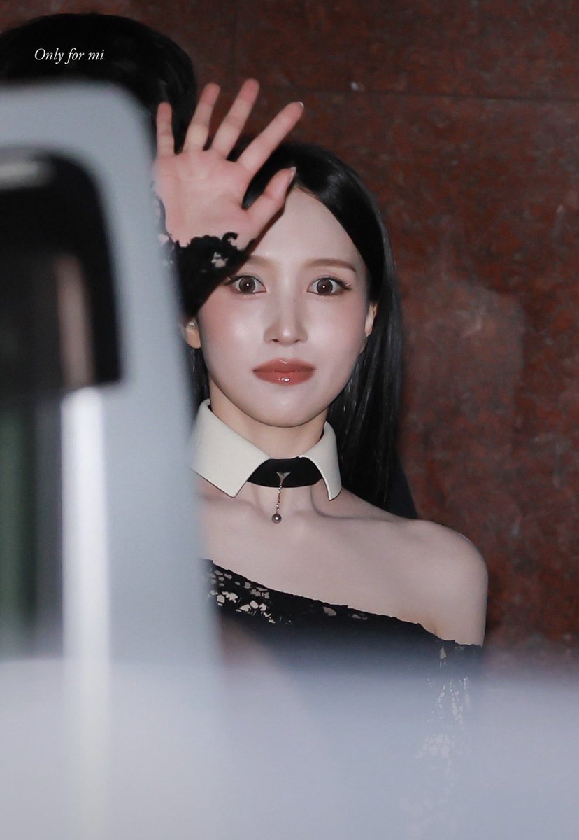 Manzanita193's tweet photo. I love it when Mina looks like she’s subtly trying to obliterate you with her eyes https://t.co/lPcJSK0AUC