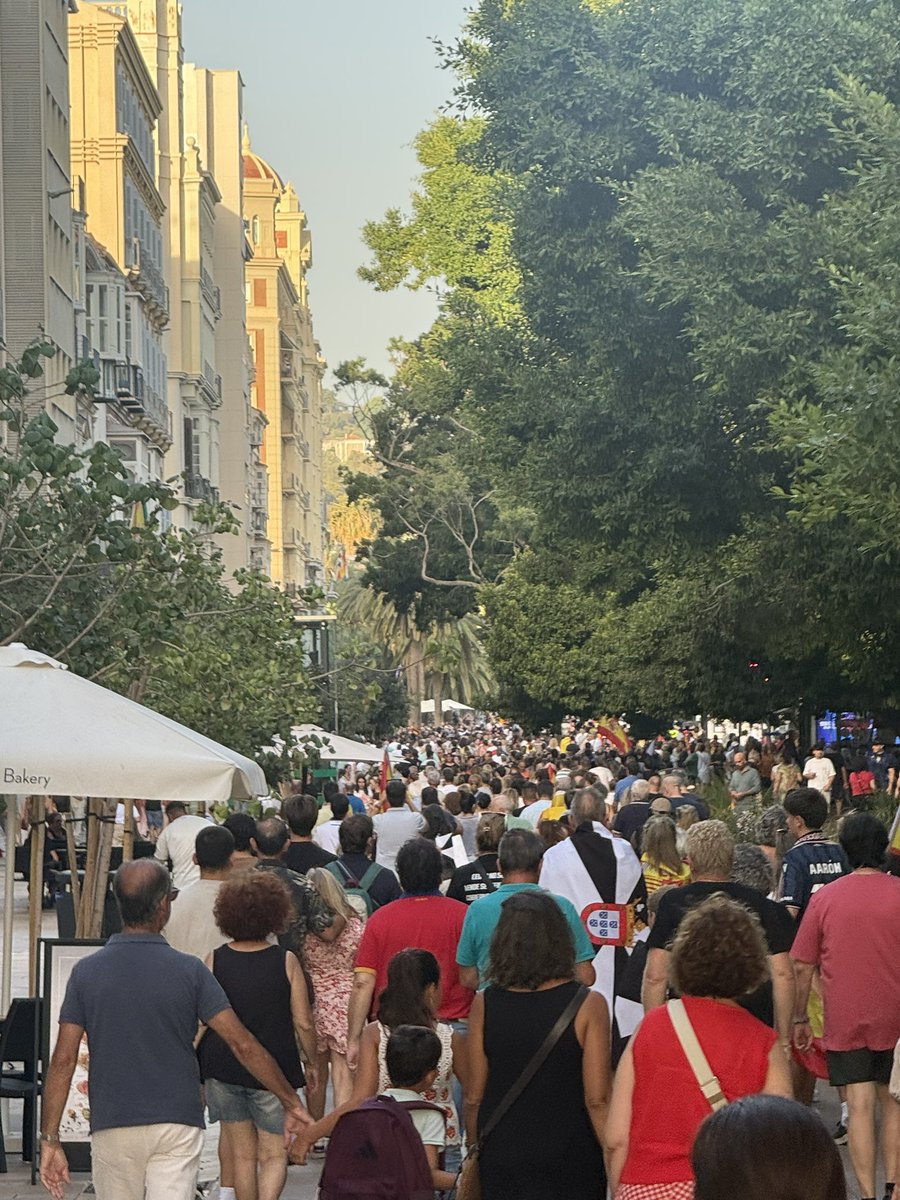 boke's tweet photo. Hace tiempo que no veía tanta gente en Málaga en una concentración. El Cercanias C2 hasta la bandera y desde la Alameda al Parque lleno absoluto #CeutaNoEstáSola https://t.co/WsjrmXwmsr