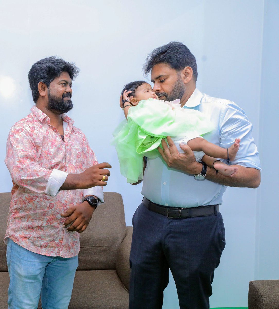 JSPSriram's tweet photo. A memory I will cherish for a lifetime. ❤️

Thank you, Chief @PawanKalyan garu, for your kind gesture, love and the beautiful blessing of naming my baby girl. This is a moment that will always hold a very special place in my heart.

Wishing you once again a very Happy Birthday, Senani. 🙏❤️

#HBDJanaSenaniPawanKalyan
