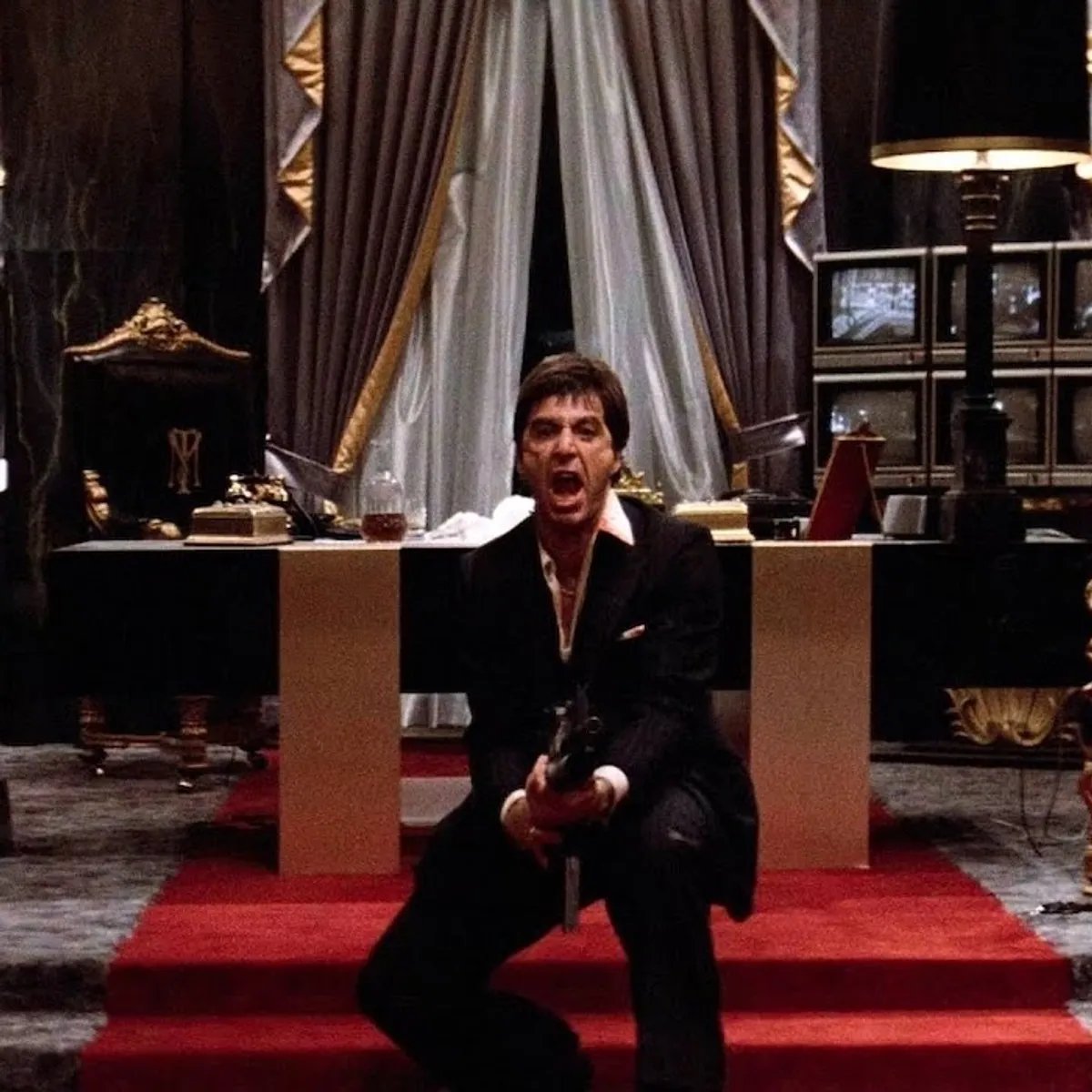 mmrxsr's tweet photo. Mi sto sentendo male ma è uguale nelle movenze a Tony Montana, tra un po' si alzava e cacciava un lanciagranate https://t.co/SfBM4XcL6H