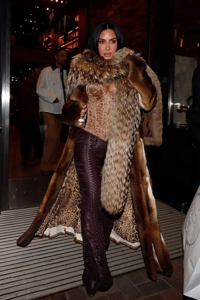 Jennerscrave's tweet photo. KIM KARDASHIAN looks damn crazy https://t.co/TFFGoJdCX3