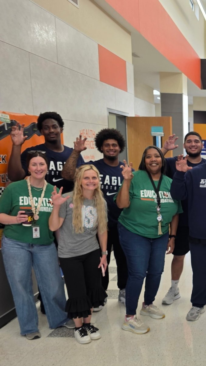 TAMUT_football's tweet photo. Great day serving TXK, USA!!!
#UnityInCommunity
#RISEUP https://t.co/5jeYj44Dt2