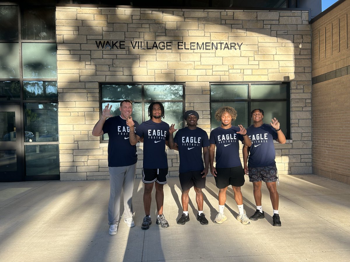 TAMUT_football's tweet photo. Great day serving TXK, USA!!!
#UnityInCommunity
#RISEUP https://t.co/5jeYj44Dt2