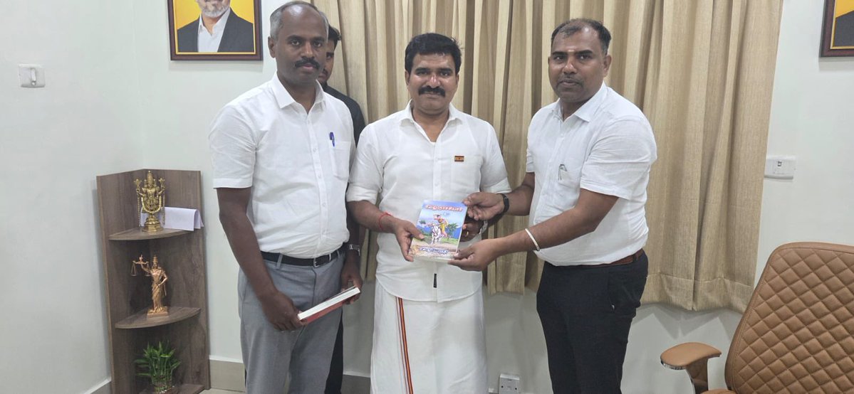 apjagadesan's tweet photo. காலம் கடந்து வந்தாலும் சரியான இடத்திற்கு வந்திருக்கிறார்கள் தம்பிகள் வாழ்த்துகள்!தம்பி விஜயராகவனும்,ஆனந்தராஜ்சும் நாம் தமிழர் கட்சி தொடங்குவதற்கு காணமாக இருந்தவர்கள்,இப்போது நாம் தமிழர் கட்சியை வைத்து பொறுக்கி திண்பவர்களுக்கும்,
சோத்துக்காகவே கட்சி அலுவலகத்தில் இருக்கும் கறிக் கஞ்சிக்கும் தெறிந்திருக்க வாய்ப்பில்லை,தமிழ்த் தேசியத்தின் துரோகி சீமானின் ரசிகர் பட்டாளம் இவர்களுக்கும் துரோகி பட்டம் கட்டும்!