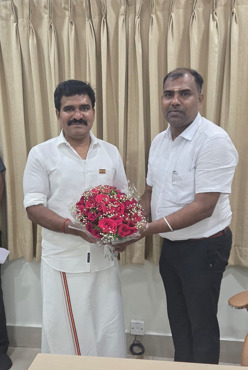 apjagadesan's tweet photo. காலம் கடந்து வந்தாலும் சரியான இடத்திற்கு வந்திருக்கிறார்கள் தம்பிகள் வாழ்த்துகள்!தம்பி விஜயராகவனும்,ஆனந்தராஜ்சும் நாம் தமிழர் கட்சி தொடங்குவதற்கு காணமாக இருந்தவர்கள்,இப்போது நாம் தமிழர் கட்சியை வைத்து பொறுக்கி திண்பவர்களுக்கும்,
சோத்துக்காகவே கட்சி அலுவலகத்தில் இருக்கும் கறிக் கஞ்சிக்கும் தெறிந்திருக்க வாய்ப்பில்லை,தமிழ்த் தேசியத்தின் துரோகி சீமானின் ரசிகர் பட்டாளம் இவர்களுக்கும் துரோகி பட்டம் கட்டும்!