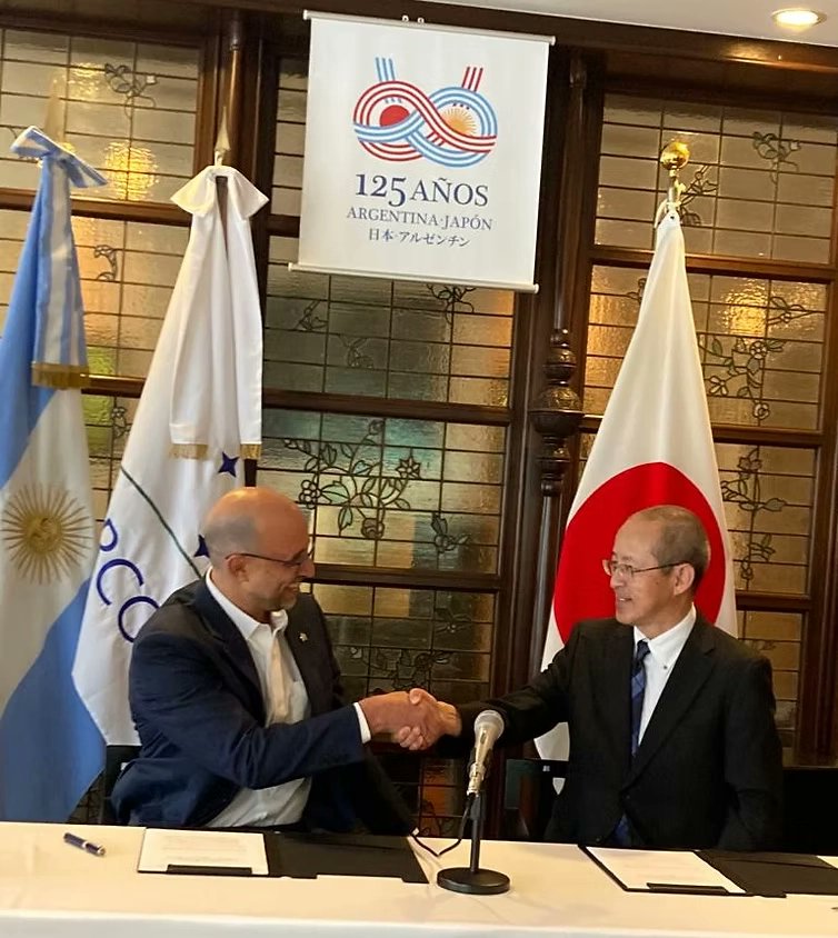 EmpreHouse's tweet photo. El argentino reconocido como el primer meat sommelier internacional: vivió 5 años en Japón para especializarse en Wagyu.

Leandro Gentini pasó de graduarse en la UBA en 2019 a colaborar con rankings, competencias e instituciones de distintos países. https://t.co/zs66ZcDmeN