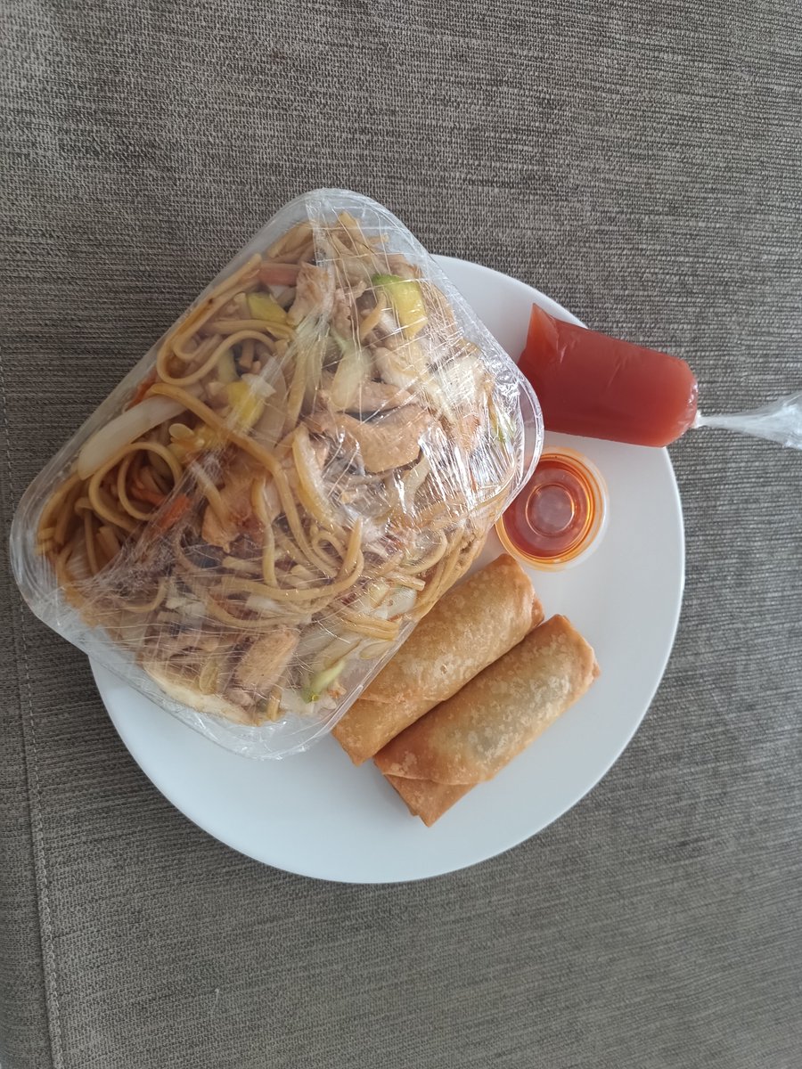 gatobudin's tweet photo. Anita la dueña me regaló dos salsas y unas empanadas chinas. Es una mujer muy amable y carismática, me pidió si podía difundir su restaurante 😭
Les dejo info, se llama lan lan en San Miguel y las porciones son re abundantes y todo muy sabroso 🙏 https://t.co/KnZYyEHPxN