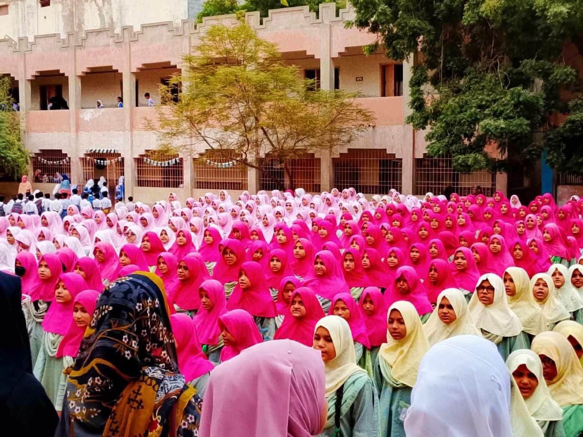 YasirRahmat_PPP's tweet photo. #پڑھے_گا_سندھ_تو_بڑھے_گا_سندھ ❤️📚
ایک بیٹی کی تعلیم، پورے خاندان کے روشن مستقبل کی ضمانت ہے۔
گورنمنٹ گرلز ہائی اسکول ابراہیم علی بھائی، اورنگی ٹاؤن میں صبح کی اسمبلی کا خوبصورت منظر، جہاں طالبات نظم و ضبط اور جوش و جذبے کے ساتھ شریک ہیں۔ 🌸
#SindhEducation #PPPWest https://t.co/nCLgHPRhlM