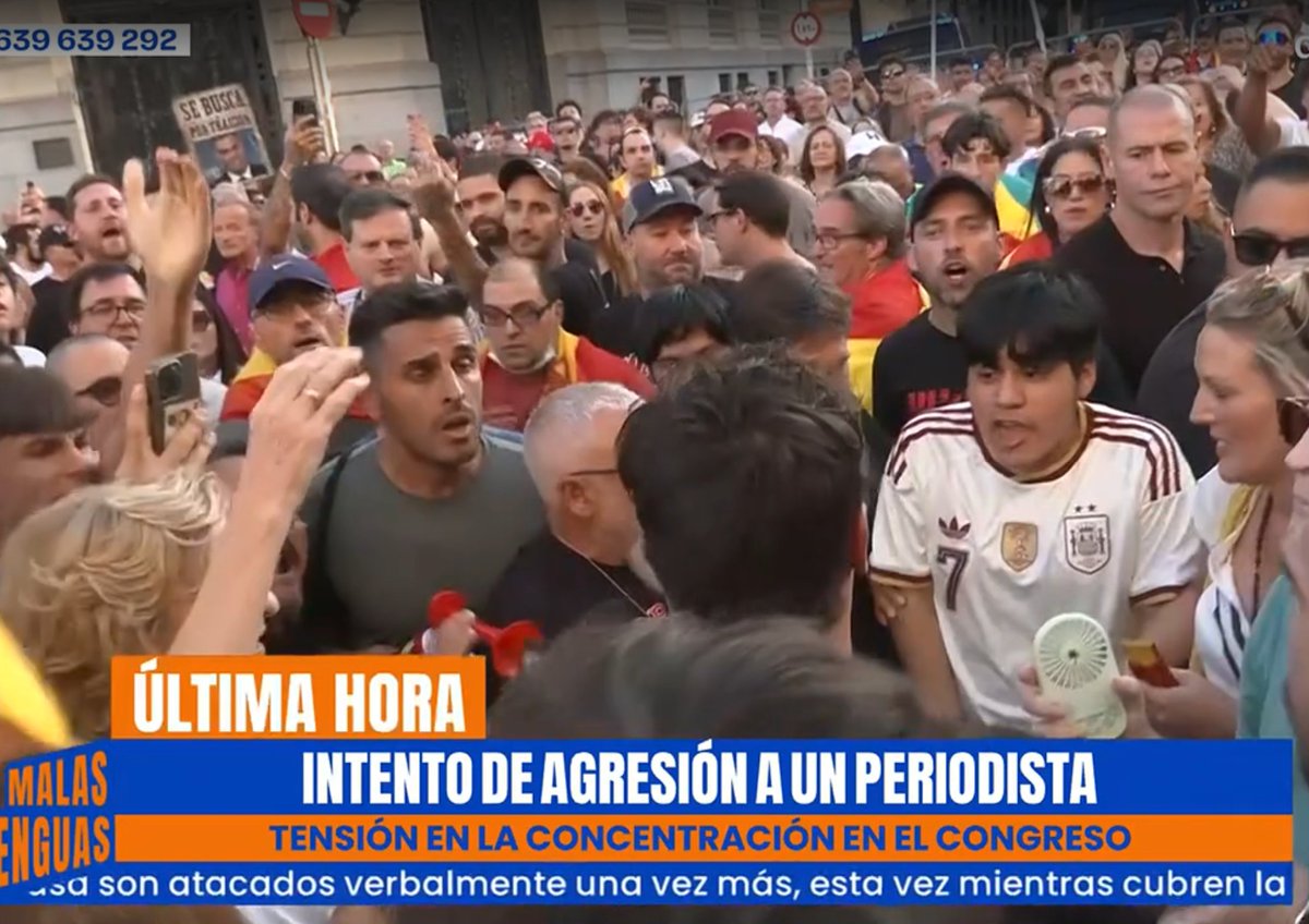 dsegoviaatienza's tweet photo. Orangutanes con la cara desencajada y banderas de España agreden a periodistas españoles mientras la policía se toca los cojones en la naZifestación de carroña.
#CeutaNoEstáSola, está acompañada de esta basura. https://t.co/BlexrDgizy