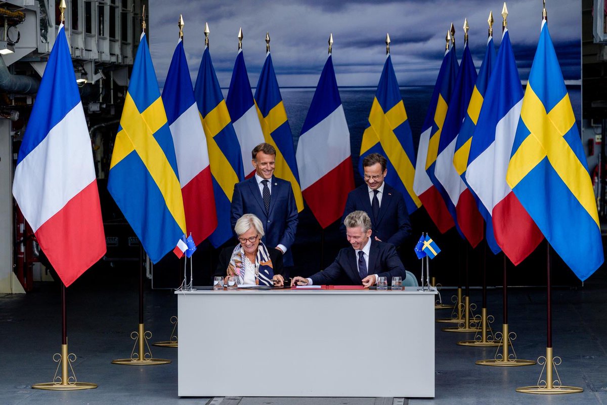 DGA's tweet photo. #Commandes | La Suède choisit l’excellence française

La 🇫🇷 et la 🇸🇪 renforcent leur relation de défense en signant un accord-cadre à bord de la FDI Amiral Ronarc’h

Un partenariat renforcé par la signature du contrat entre la 🇸🇪 et @navalgroup pour l’acquisition de 4 frégates https://t.co/PSO4Qe9uRJ
