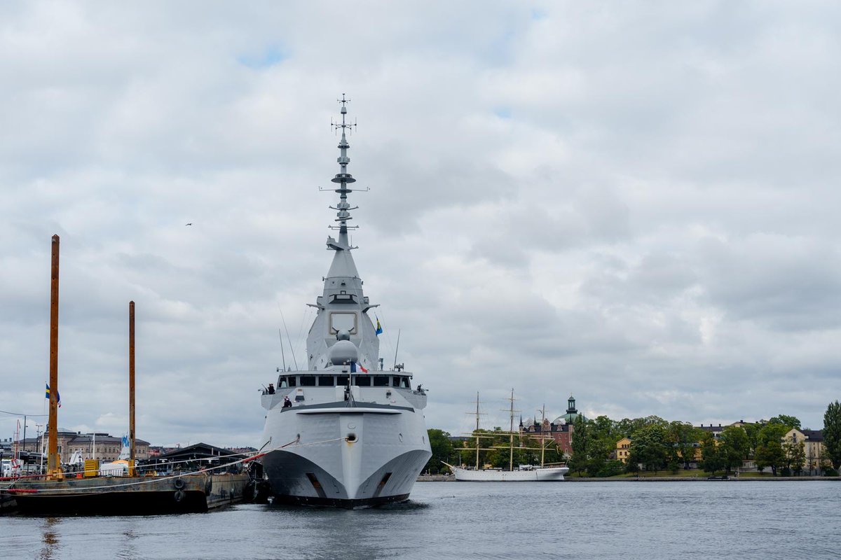 DGA's tweet photo. #Commandes | La Suède choisit l’excellence française

La 🇫🇷 et la 🇸🇪 renforcent leur relation de défense en signant un accord-cadre à bord de la FDI Amiral Ronarc’h

Un partenariat renforcé par la signature du contrat entre la 🇸🇪 et @navalgroup pour l’acquisition de 4 frégates https://t.co/PSO4Qe9uRJ