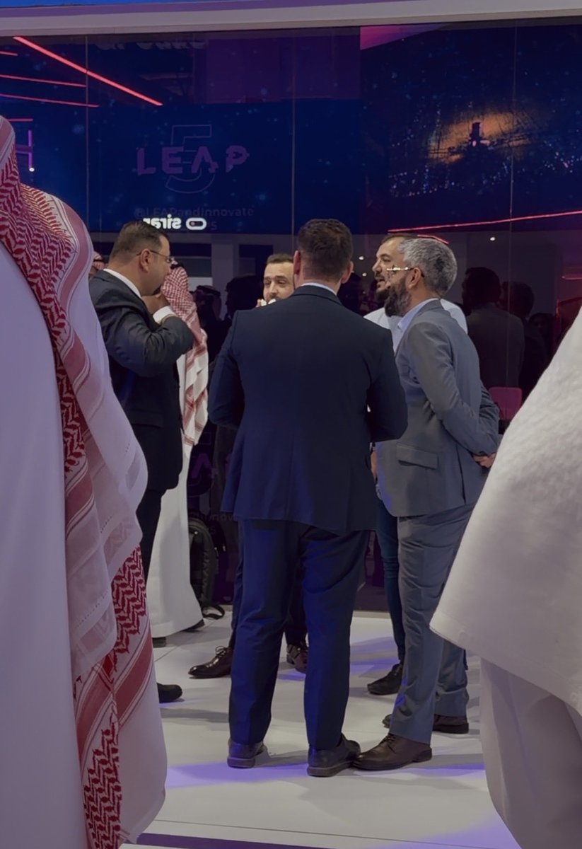 AlshardanSarah's tweet photo. يوم عمل وسط عالم التقنية وأهلها في #LEAP26
استمتعت جدًا بالتجربة، وبالحوارات اللي أخذتنا من فكرة لفكرة، والأجمل تعاون التقنيين معنا وكرمهم بوقتهم ومعرفتهم.
 يوم ثري ولطيف جدًا 🤍 https://t.co/sT1Q9Wp0Ix