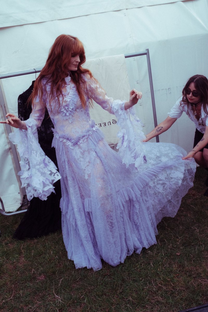 FATMUpdates's tweet photo. Florence Welch looks ethereal wearing custom Alexander McQueen 💜 https://t.co/OfQfyq6CxU