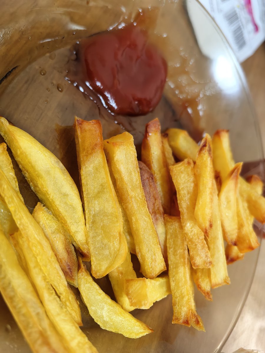 Vicky_Gaarciia's tweet photo. Just spent 20 min fighting over who gets the last fries. Turns out sharing tastes way better. https://t.co/plVsiBdOOo