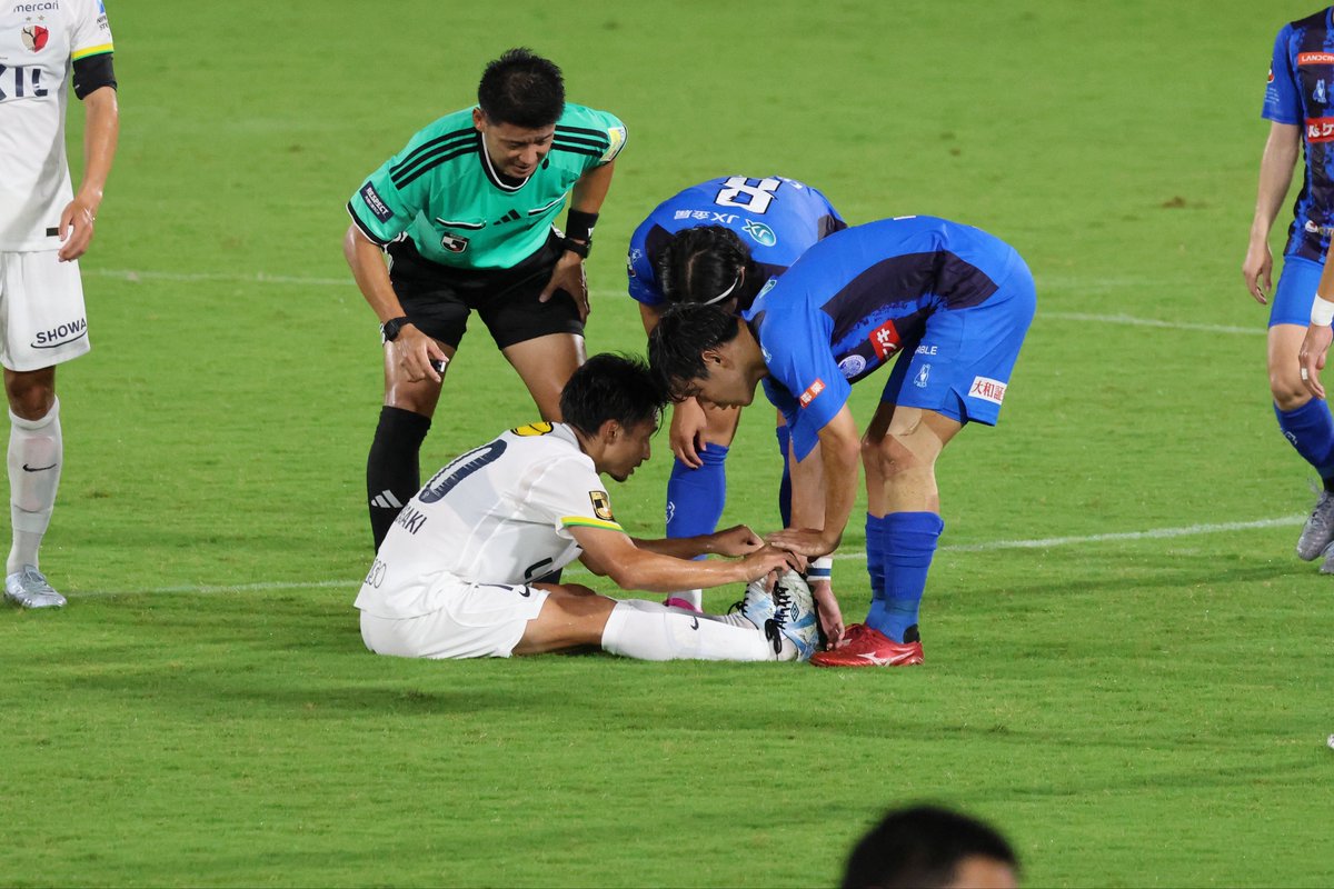 luv_holly_'s tweet photo. 交代直前の柴崎選手、多分両足が攣ってたんだと思います、、
加藤選手と大崎選手が心配そうに駆け寄り、ケアして助け起こしてました。
大崎選手ご自身も疲れてたと思う、けど、当たり前の事を当たり前に行動する、優しいお二人。尊敬します。

 #0902鹿島戦 https://t.co/3qbEJcTHz6